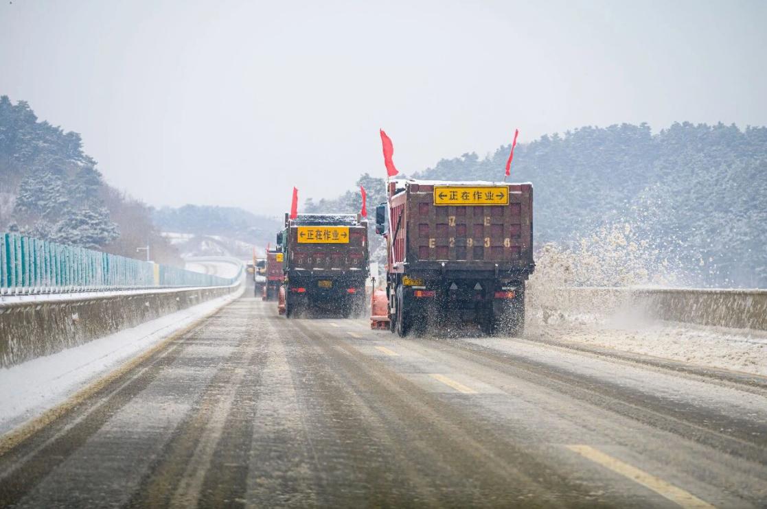 迎戰(zhàn)強(qiáng)降雪 遼寧高速與您溫暖同行